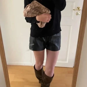 As snygga läder shorts - Säljer då de var förstora på mig! Bra skick!❤️ 