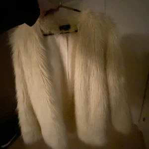 Pälsjacka hm - Pälsjacka från hm, storlek 38, mycket bra skick, krämvit/offwhite 