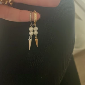 Nit örhängen -  Super snygga och coola nit örhängen som aldrig används eftersom min syrra tillverkar och säljer dom. Min syrra är nio år och gör Smyckerna själv. Jag och hon skulle vara väldigt tacksamma om ni ville köpa.🩷🩷