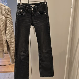 Svarta low rise flared jeans - Bra skick, ljuster bara i midjan🖤