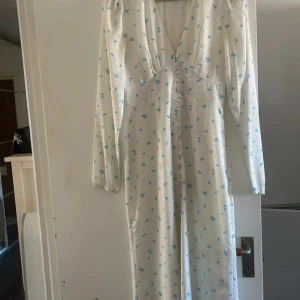 Adoore vit klänning  - Säljer denna fina Adoore klänning. Storlek 36. Enbart använd 1 gång. Behöver kanske tvättas. Pris därav. Superfin! 