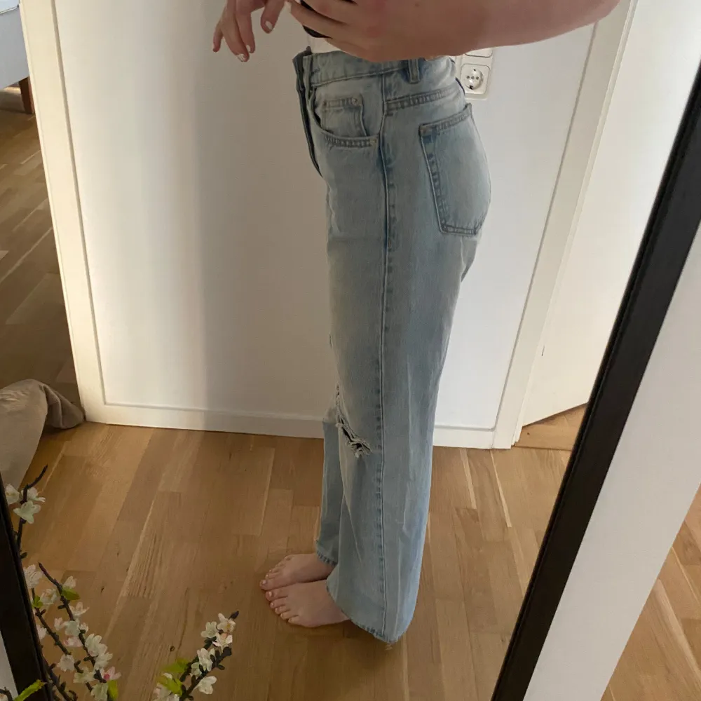 Säljer ett par jeans med hål från Lager 157. De är lite baggie men sitter skönt! Riktiga fickor fram och bak. Använd få gånger.  Nypris: 300kr. Jeans & Byxor.