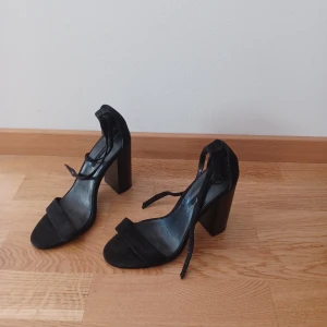 Zara klackskor  - Zara svarta klackskor storlek 39. Klackar är cca 11cm. Skor är i okej skick med lite slitage. 