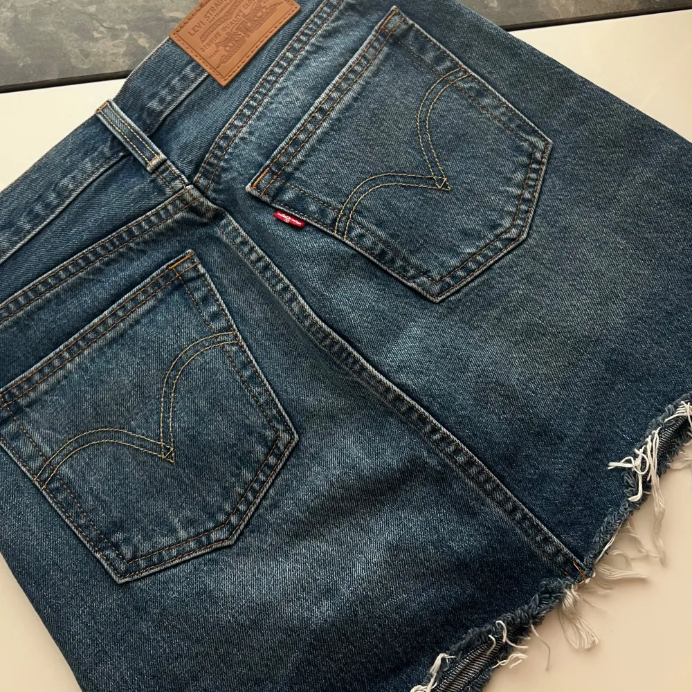 Jeanskjol från Levi’s. Storlek 24 - passar mig som vanligtvis har S/34-36. Oanvänd. Kjolar.