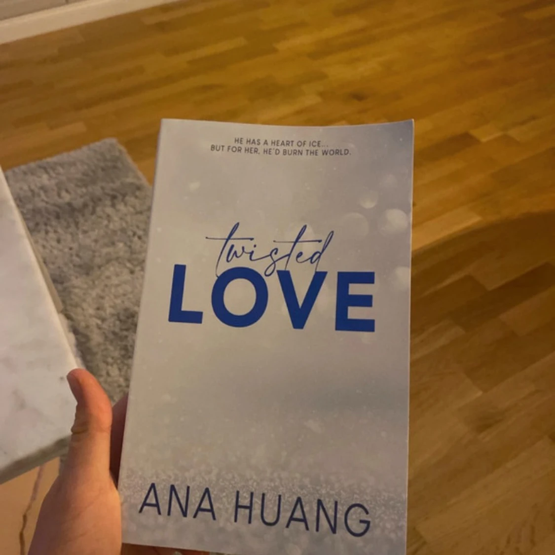 Boken twistens love av Ana Huang