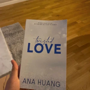 Boken twistens love av Ana Huang - Twisten love av författaren Ana Huang