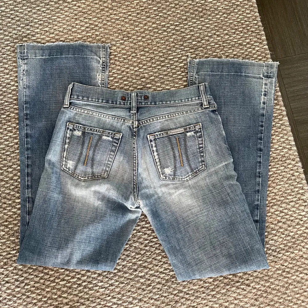 Säljer dessa superfina lågmidjade bootcut jeansen som tyvärr inte passade mig!!💙💙. Jeans & Byxor.