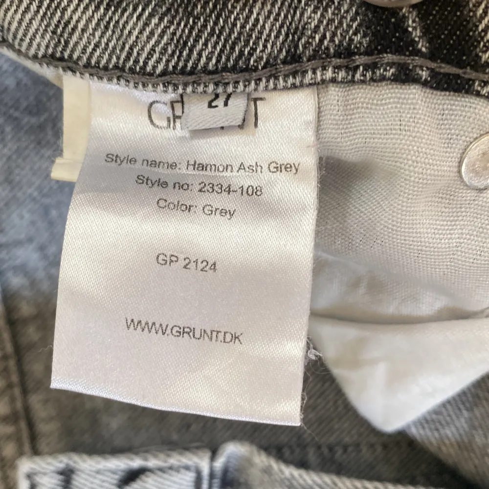 Tja säljer nu mina Grunt jeans för dem inte passar och jag använder dem inte. Dem har en lite slitning på högra benet men bra skick. Köpte för 700kr säljer för 399kr men kan diskuteras.. Jeans & Byxor.