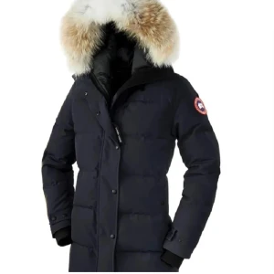 Säljer en canada goose jacka strl M  - Säljer en canada goose jacka i storlek M.  Prislapp finns kvar. Jackan är endast testad. Vid intresse kan jag skicka fler bilder. 