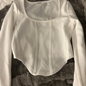 2 st långarmade tröjor - Super fina tröjor svart och vit 💕💕💕 60kr/st eller båda för 100 