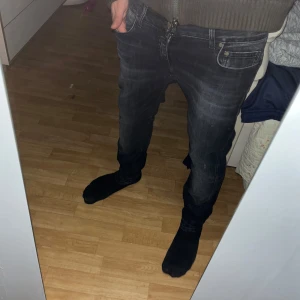 Dondup jeans - Tjena säljer ett par stilrena dondup jeans i storlek W29 L32 denna modell har så kallad fem fick design också så hör av er vid minsta lilla fundering:)