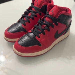 Air Jordan mid 1 red/black - Säljer mina Air Jordan 1 red/black i storleken 36,5 för 350 kr de är köpta från zalando.  Finns i Malmö annars går de att fraktas men köparen står för frakten