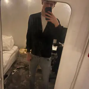 Svart kofta från Polo Ralph Lauren. Den är i ett mycket bra skick och passar perfekt för dig som söker en snygg tröja till våren! Pris kan diskuteras vid snabb affär.🙌