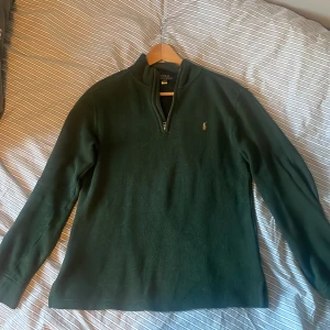 Grön tröja med dragkedja från Ralph Lauren - Säljer en snygg grön tröja från Ralph Lauren med halv dragkedja och det klassiska broderade logotypen på bröstet. Perfekt för en stilren och avslappnad look. Passar bra till både jeans och chinos. Det är storlek 14-16 år är 175 sitter perfekt 👌 