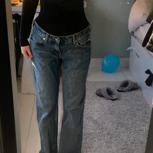 Lågmidjade jeans - Mörkblåa lågmidjade jeans med straight passform, knappt använda. det står ingen storlek i men jag är 160cm och brukar ha storlek 34.😚