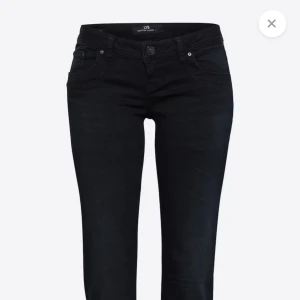 Low waist LTB jeans  - Snygga mörkblåa bootcut jeans från LTD. De är lågmidjade och bra skick men har lite slitning längst ner vid hälen 💗