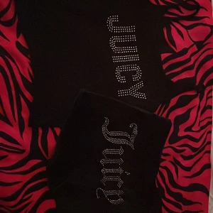 Juicy Couture set - Pyjamasset från Juicy couture med shorts och linne. Shortsen är sååå sköna och har jätte nice material🩷🙏snyggt linne sitter snyggt. Säljes helst tillsammans. Byxor L linne M 