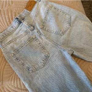 Ljusblå jeans från Perfect Jeans - Säljer ett par ljusblå jeans från Perfect Jeans. De har en klassisk femficksdesign och är tillverkade i denim. Perfekta för en avslappnad stil.