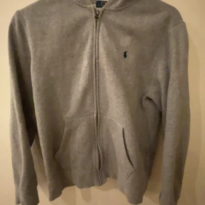 Ralph lauren tröja  - Säljer ralph lauren tröja i storlek 14/16år men skulle säga att den passar mig som har S i vanliga fall.