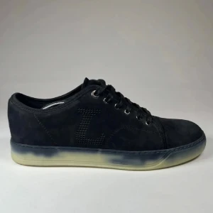 Sällsynta lanvins - Säljer ett par sälsynya lanvins som jag köpte av en annan grabb på plick men passade inte mig. De är i bra skick bara sulan som är lite smutsig men de går att tvätta bort. Storlek uk 10 som motsvarar ungefär 44,5-45. Inget og finns, inte kvittot heller. Kontakta mig om du undrar något. Pris ej hugget i sten. Mvh😁