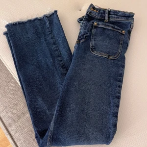 Blåa jeans - Supersnygga blåa jeansen som trendar just nu med fickor framtill och baktill. Dem är högmidjade och passar inte någon som är lång. Endast använda 1-2 gånger 