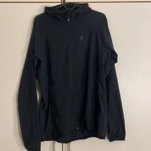 Peak performance jacka - Peak performance jacka, Storlek L men liten i modell så mer som en M