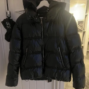 Massimo dutti jacka - Säljer denna supersnygga jackan från Massimo dutti i en mörkblå/svart färg. Den är i fint skick och säljer då den ej kommer till användning. Skriv för fler bilder eller frågor! 