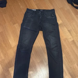 Svarta jeans från Replay - Sköna slim jeans från replay i storlek 29/32 i topp skick 