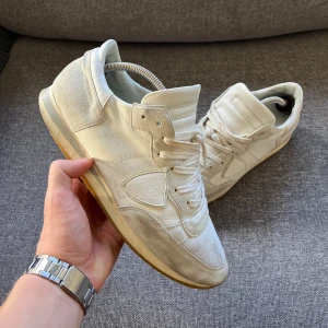 Philippe Model - Säljer ett par sköna Model trainers i storlek 43. Sliten under sulan, annars fräscha. Endast 999! Hör av er vid funderingar.