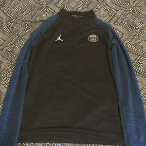 Air Jordan Paris-Saint Germain 19/20 Strike Drill Training Top - Säljer en Paris Saint-Germain träningströja (Jordan) i storlek XL för barn. Använd endast ett fåtal gånger och är i mycket bra skick. Priset är förhandlingsbart.  Hör av dig vid intresse!