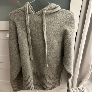 Grå stickad hoddie  - Säljer nu min grå stickad hoddie, då den inte kommer till användning, endast använd fåtal gånger😊
