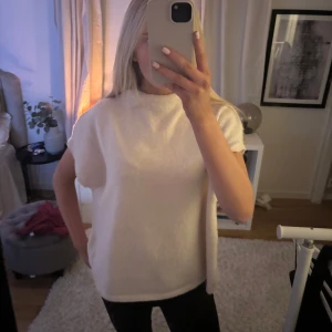 Vit stickad tröja - Säljer en mysig vit stickad tröja med korta ärmar. Väldigt populär!! 