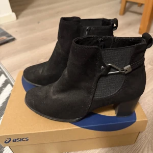 Svarta boots med dragkedja - Snygga svarta boots med dragkedja och klack. Perfekta för både vardag och festliga tillfällen. Behövs en avdammning för att den ska bli rikgit fina!