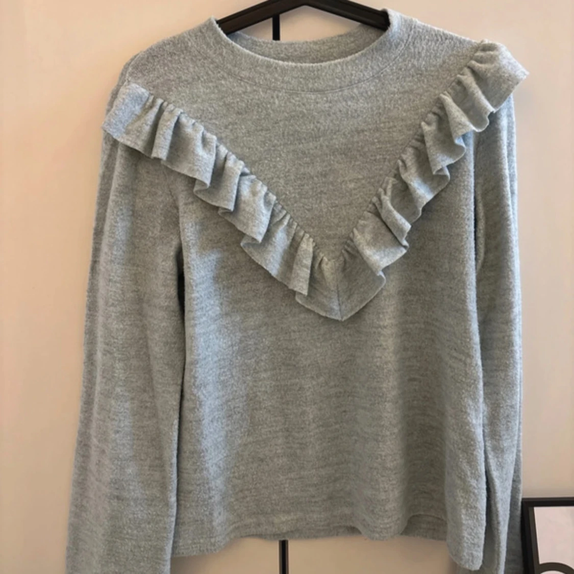 Mintgrön tröja med volangdetaljer