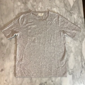 Soft goat stickad t shirt  - Skick: 9/10  Märke: Soft goat   Storlek: S   Färg: Grå ✅Tar även byten på allt 