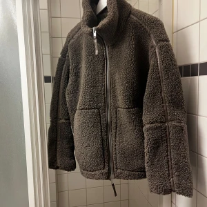 Brun teddyjacka  - Brun teddyjacka från HM i storlek M. Helt slutsåld i butik och online. Knappt använd!