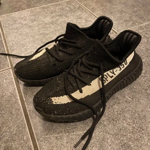 Adidas Yeezy Boost 350 V2 ”Oreo” - Säljer ett par Adidas Yeezy Boost 350 V2 i svart och beige. Storlek 38. Kan fraktas eller hämtas i Skövde, prutmån finns. Mvh Lukas.