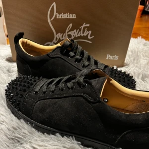 Christian Louboutin - Svarta Christian Louboutin, använda bara en gång och säljer dem eftersom dem var för små