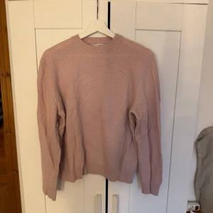 Rosa tröja Zara - Säljer denna fina rosa stickade tröja från Zara. Aldrig använd🩷