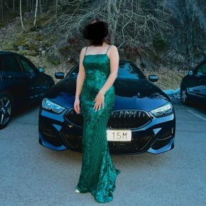 Balklänning  - Väldigt fin och elegant emerald grön lång glitter klänning, passar perfekt till balen eller andra tillställningar 😍Strlk 36/S men stretchig 🤍                                      Använd endast en gång 