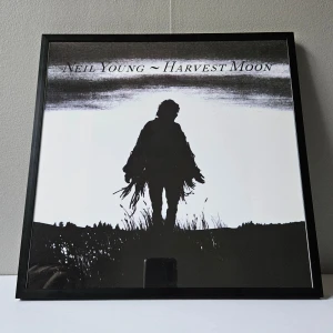 Neil Young - Albumaffisch, 31.5x31.5cm - Neil Young - Harvest Moon albumaffisch, 31.5x31.5cm. Helt ny - Passar bra i IKEAs tavelram Lomviken!  Skickas i papprulle - Ramen ingår inte!