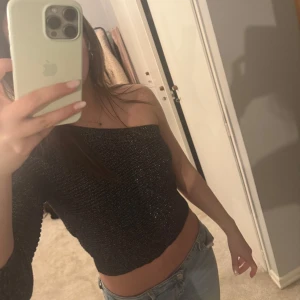 Glittrig topp - Snygg svart glittrig offshoulder topp med en croppad passform ✨