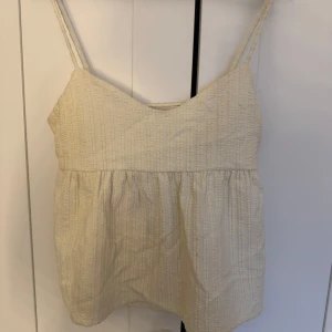 Beige topp Gina Tricot - Så söt beige topp från Gina Tricot med knytning i ryggen. Använd 1 gång💖