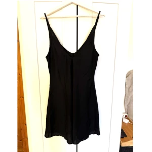 Svart klänning asos - Säljer denna fina svarta miniklänning från asos. Använd 1 gång💕💕