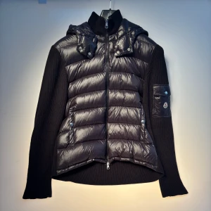 Moncler Down Hooded Cardigan. UTFÖRSÄLJNING - Moncler Hooded Cardigan i storlek L. Cardiganen är i mycket bra skick med några få maskor på armen. Modellen är 180cm. Vid fler frågor hör av er i pm! 🙌🏻🔥