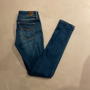 Replay jeans - Snygga blå jeans från Replay med en klassisk femficksdesign. De har en skinny passform. Skriv vid minsta lilla fundering