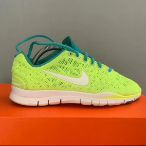 Nike trainers sneakers i limegrön och turkos - Fräscha Nike sneakers i en iögonfallande limegrön färg med turkosa detaljer och vit sula. Skorna har en ventilerande meshdesign och klassisk snörning. Perfekta för träning eller en aktiv vardag.