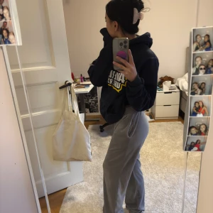 Gråa mjukisbyxor Madlady - Säljer ett par gråa mjukis och har en bekväm passform. Perfekt för en avslappnad stil.