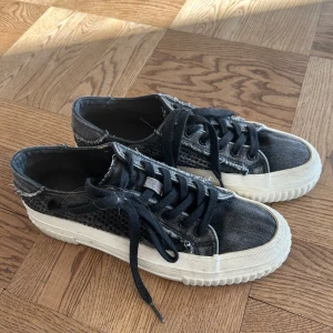 Sneakers - Jätte snygga och knappt använda sneakers från Zara. I jeans tyg med coola detaljer. Har knappt används då de är i fel storlek för mig. Super bra skick!