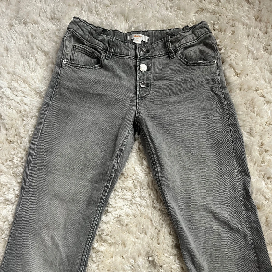 Grå jeans från Gina Young 